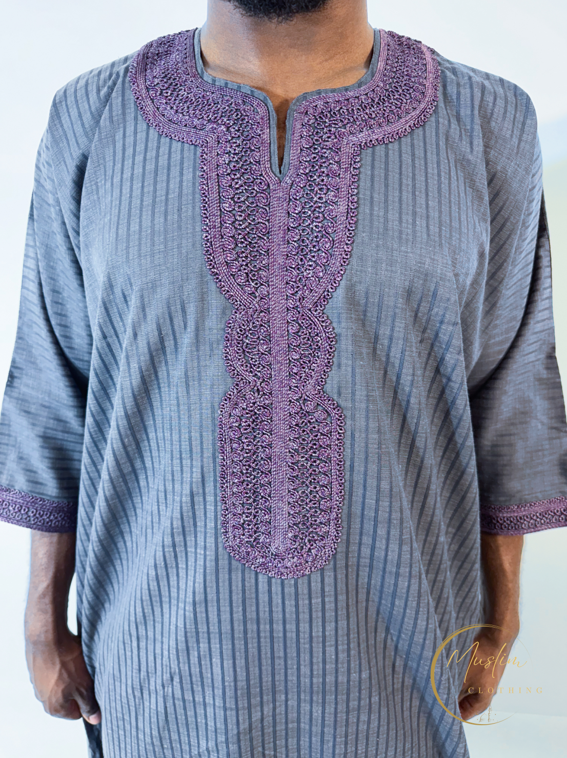 Gandoura Lila auf Blaugrau